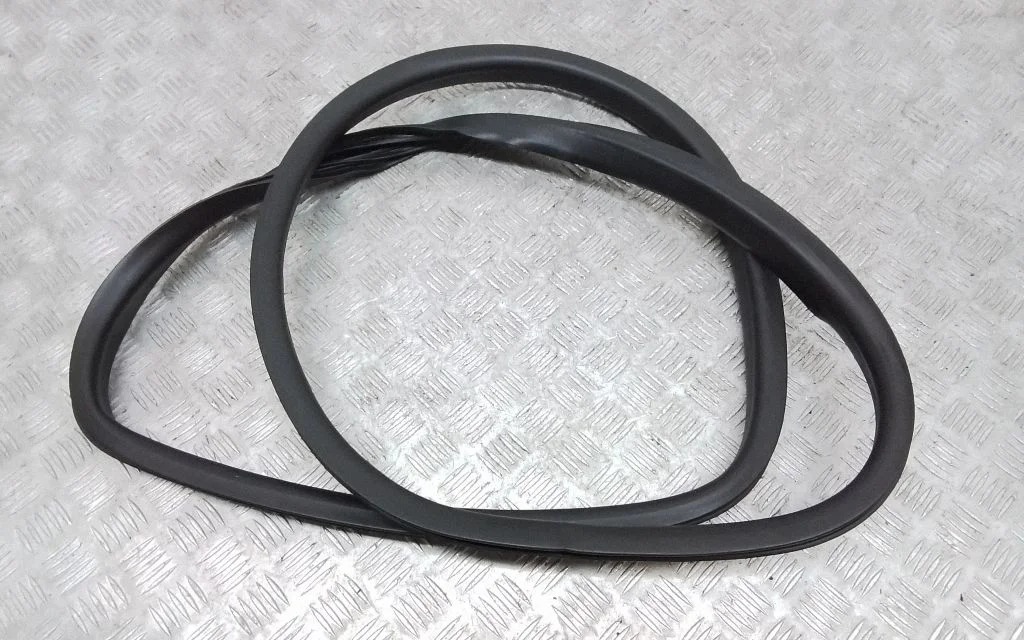Rear door rubber seal (on body) – rear right