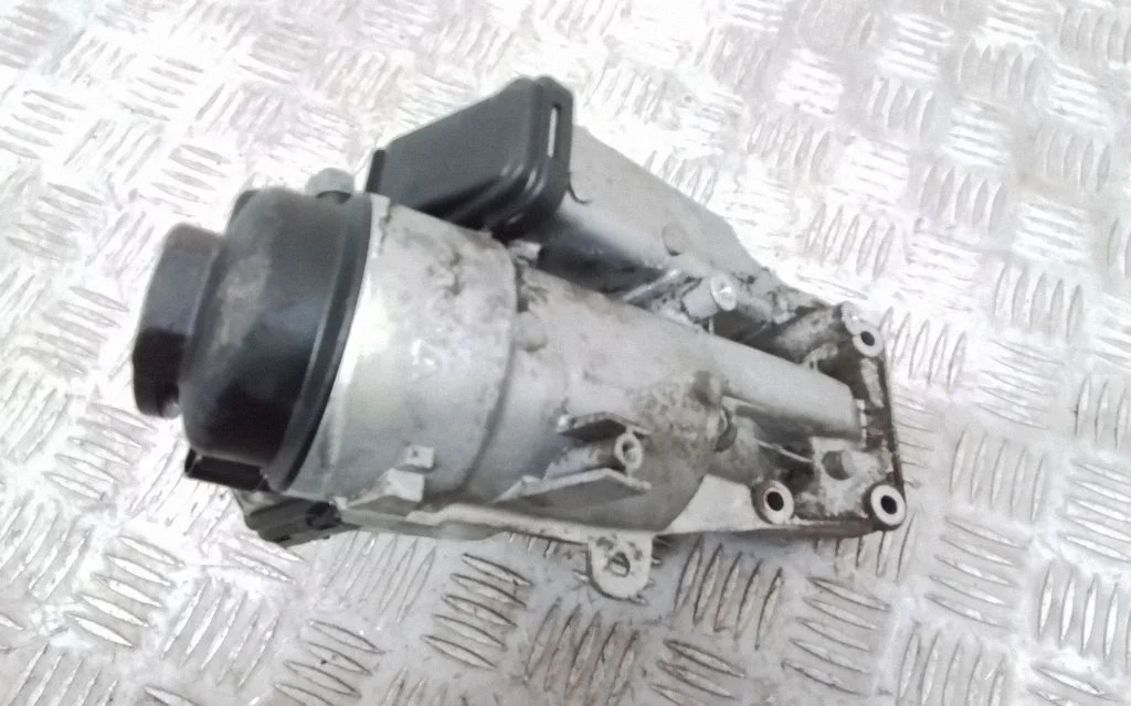 Oil filter mounting bracket – Volvo S40 (2004-2007)