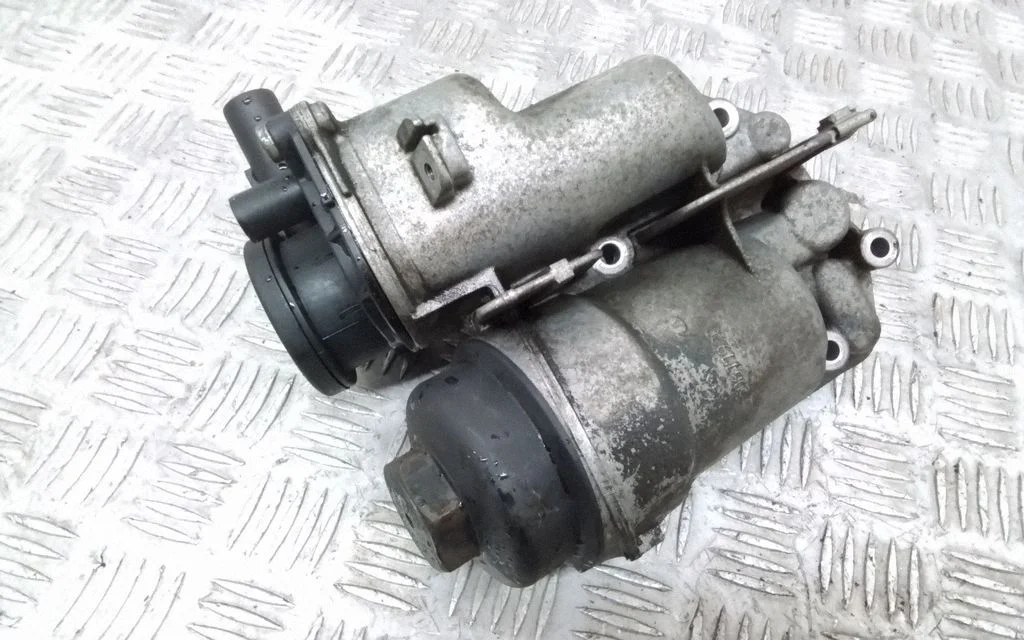 Oil filter mounting bracket 30677920