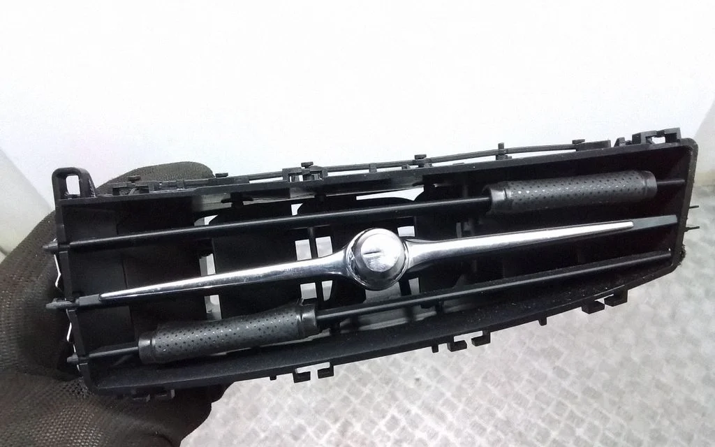 Dash center air vent grill 31366589
