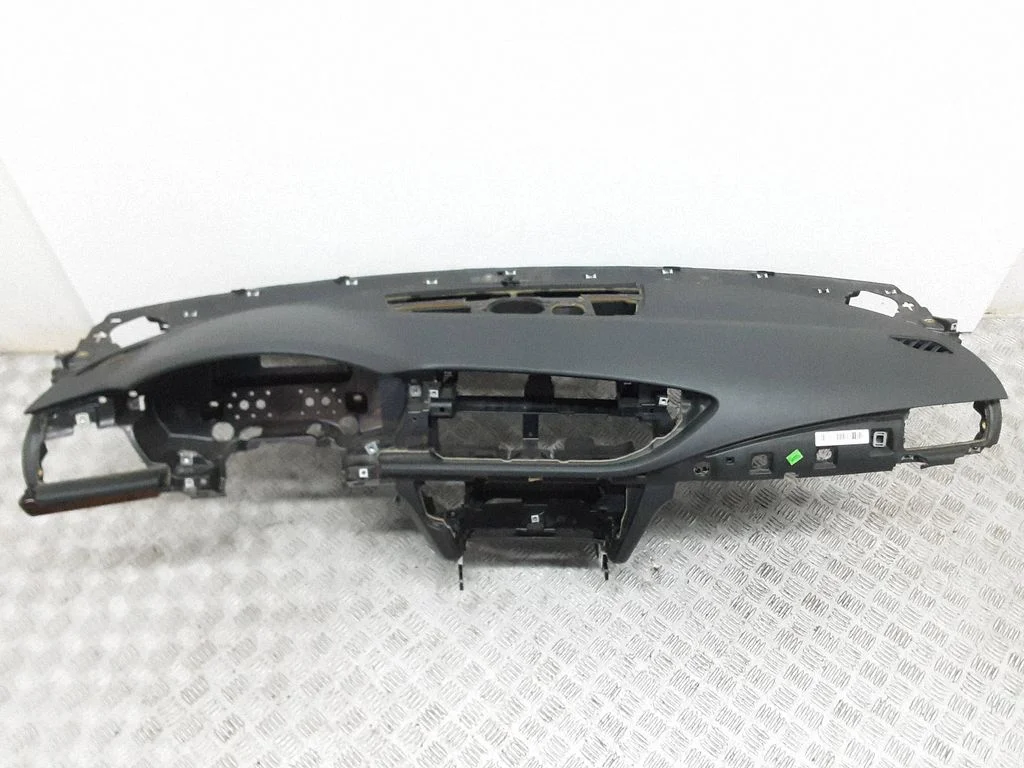 Dashboard 4G8857001D
