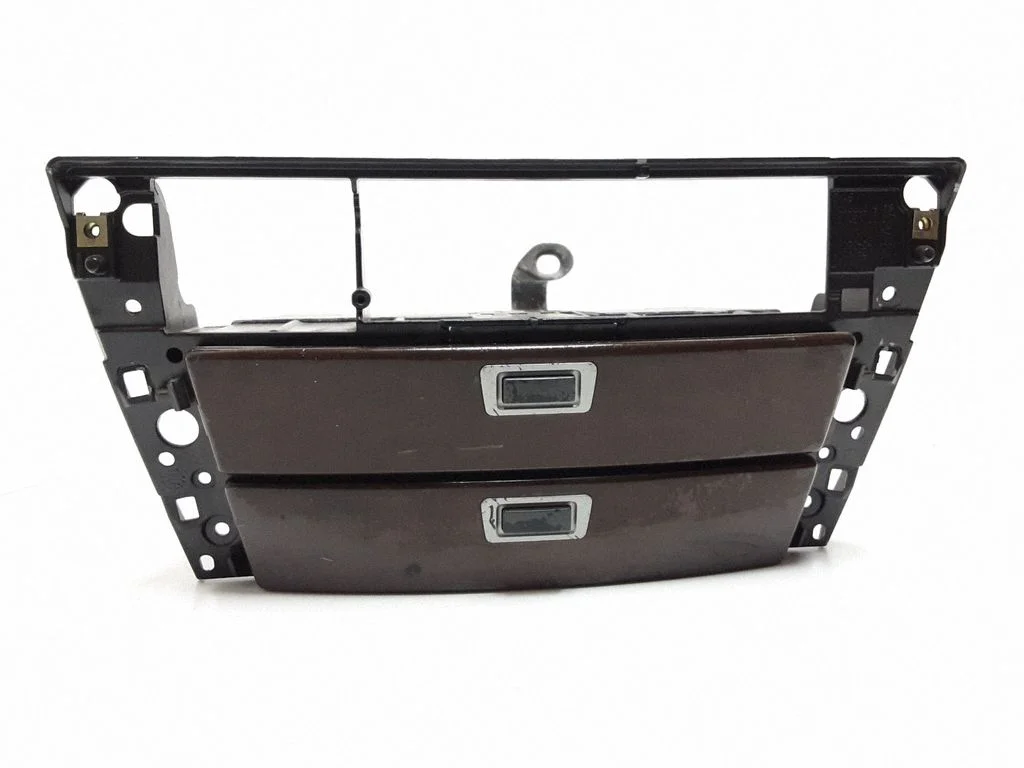 Armatuurlaua panipaik – BMW 7-seeria E65 E66 (2001-2008)