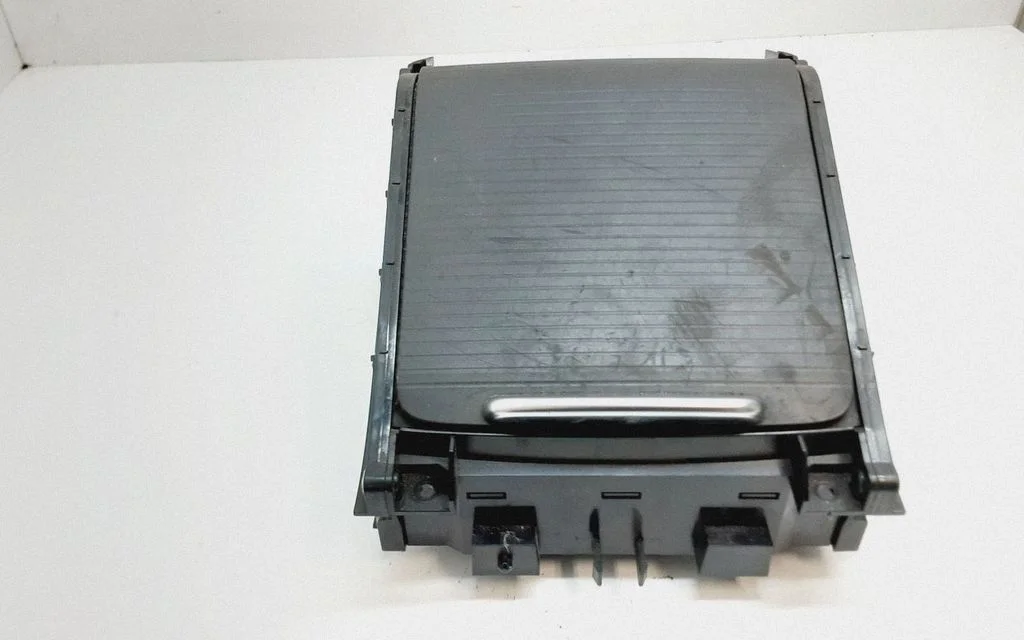 Uchwyt na kubki (przedni) – Volvo V70 (2005-2008)