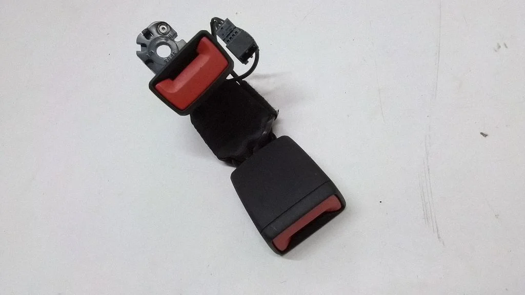 Middle seatbelt buckle (rear) – Audi A4 Allroad B8 (2008-2016)
