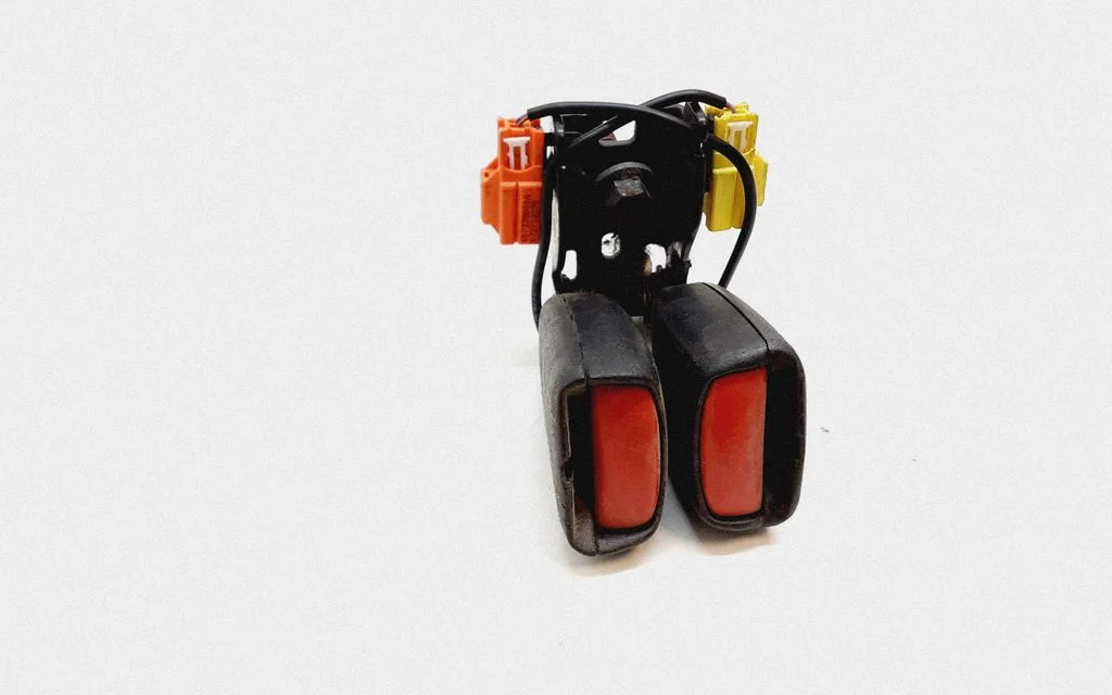 Middle seatbelt buckle (rear) 30697035