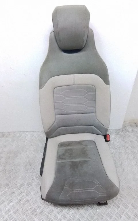 Front passenger seat 67520261