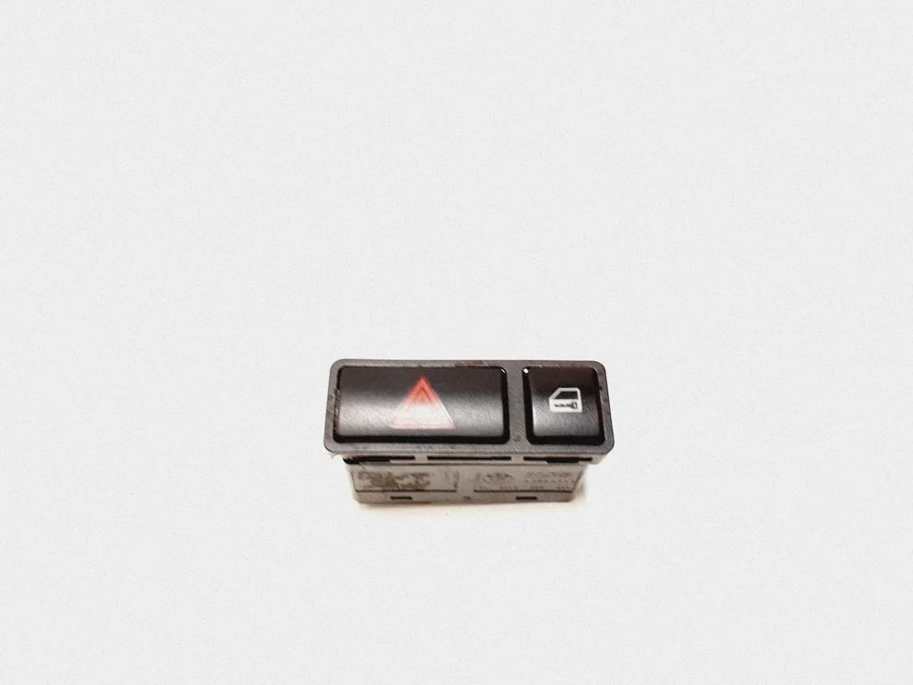 Hazard light switch 8368920