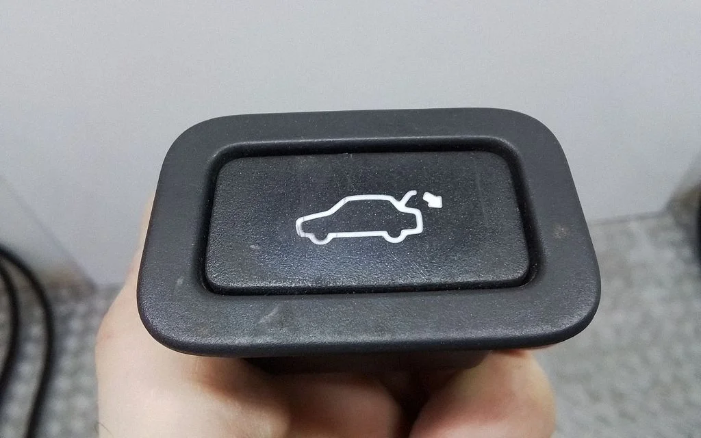 Tailgate/boot open switch button 31264960