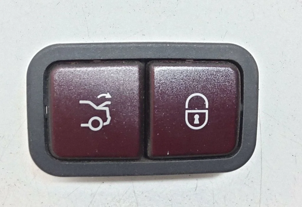 Tailgate/boot open switch button – Mercedes-Benz C-Class W205 (2014-2021)