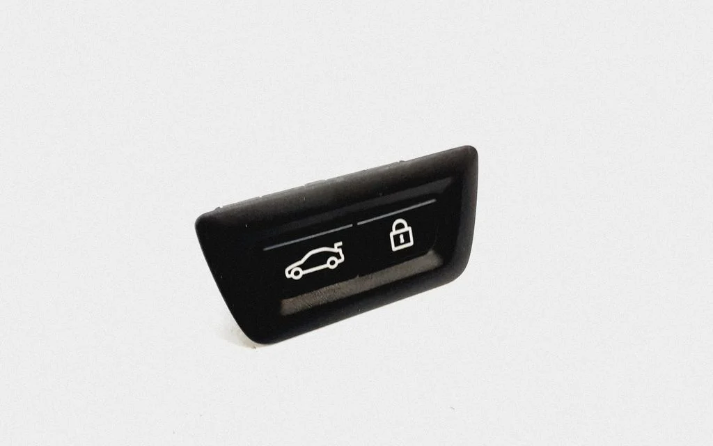 Tailgate/boot open switch button 9162645