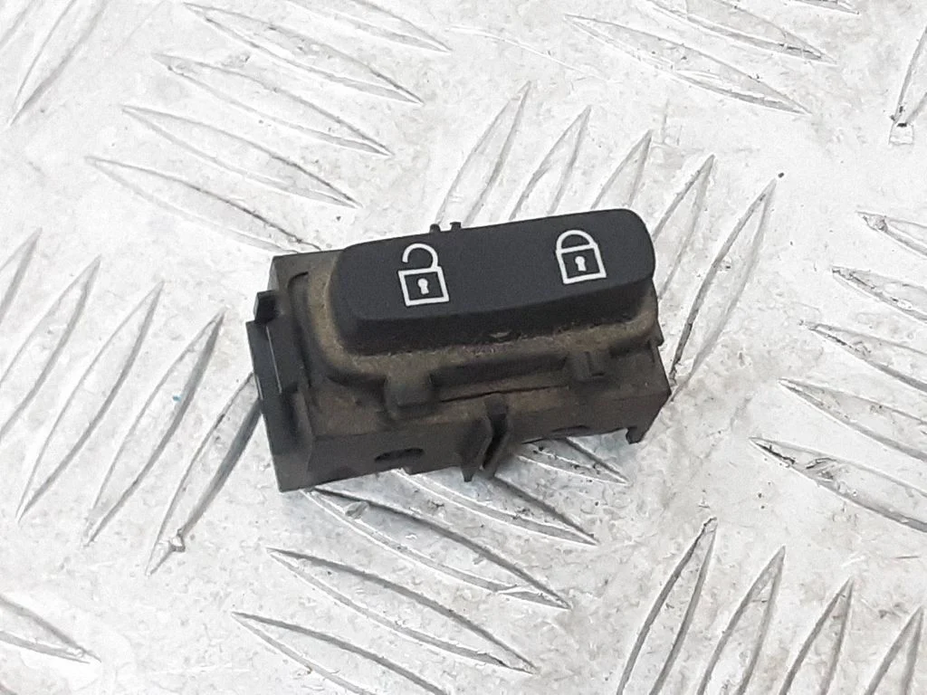 Central locking switch button – Volvo V70 (2005-2008)