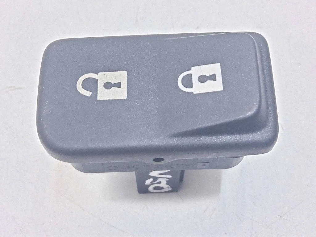 Central locking switch button – Volvo V50 (2004-2007)