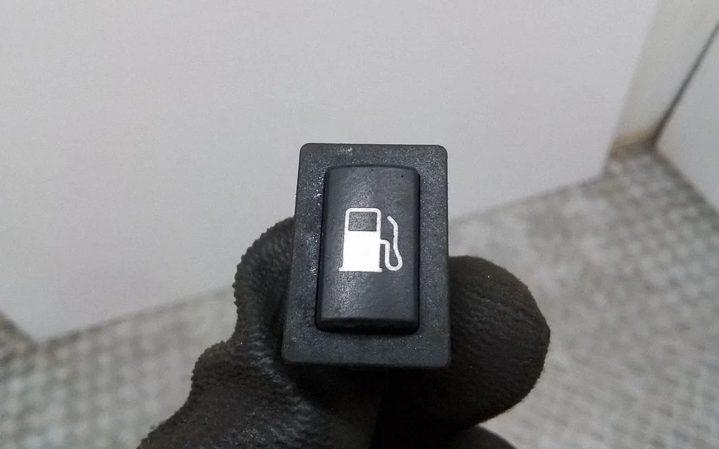 Fuel tank opening switch – BMW i3 (2013-)