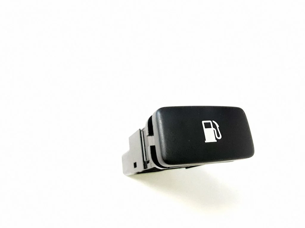 Fuel tank opening switch – Lexus RX XU10 (1997-2003)