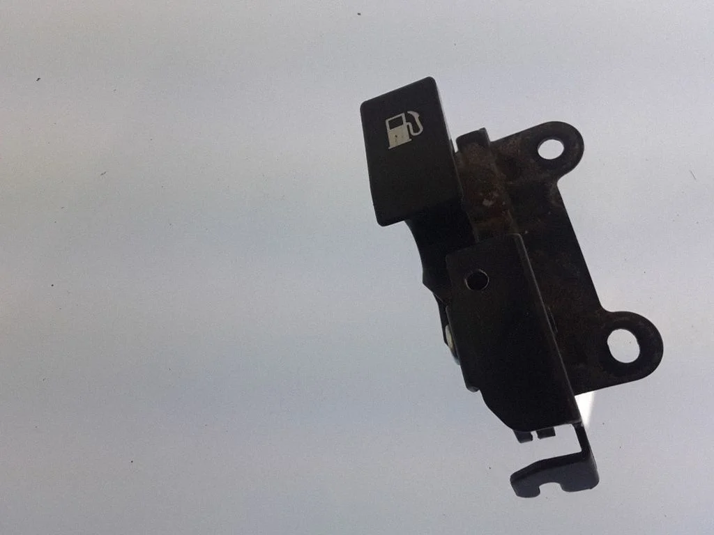 Fuel tank opening switch – Subaru Outback (2009-2014)