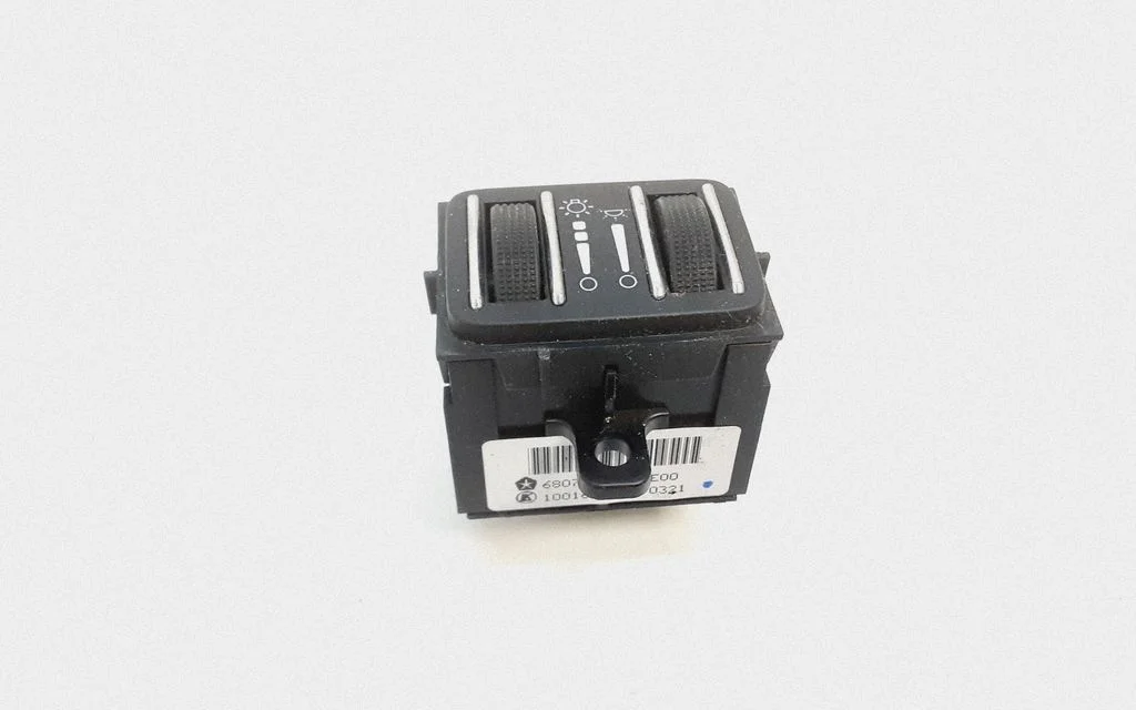Armatuurlaua valgustuse reguleerimise lüliti – Chrysler Town & Country V (2008-2016)