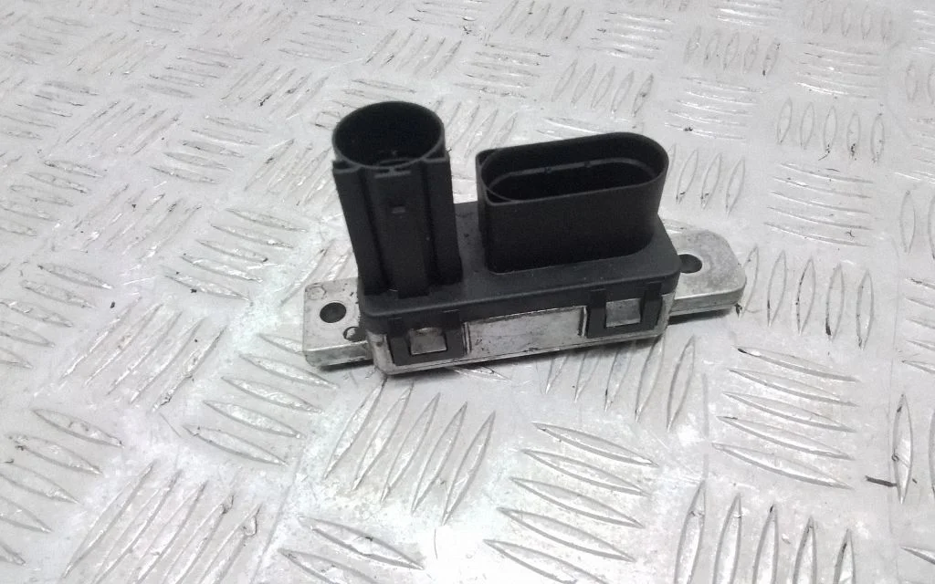 Eelsüüteküünalde relee 31431776