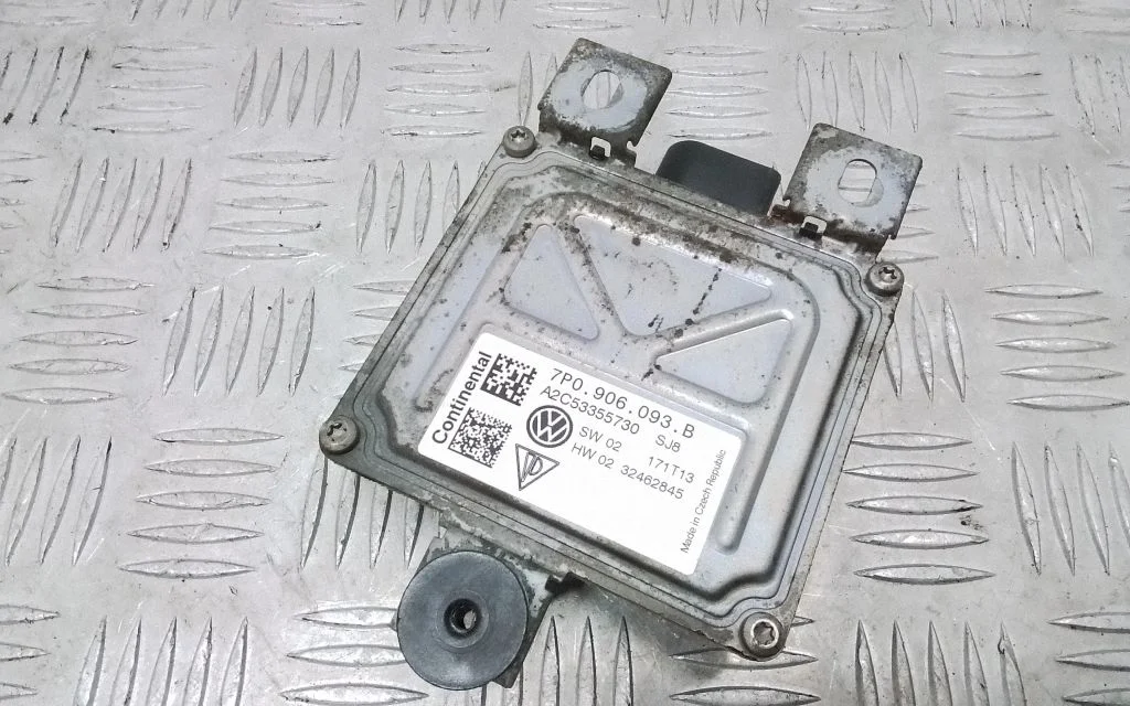 Fuel injection pump control unit/module 7P0906093B