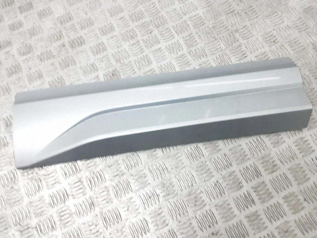 Tagaukse liist (mold) 8U0853970D