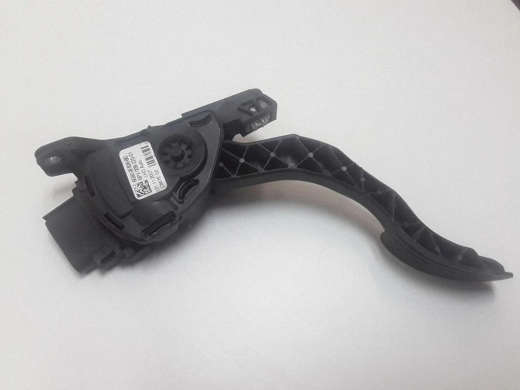 Accelerator throttle pedal bracket – Volvo V70 (2005-2008)