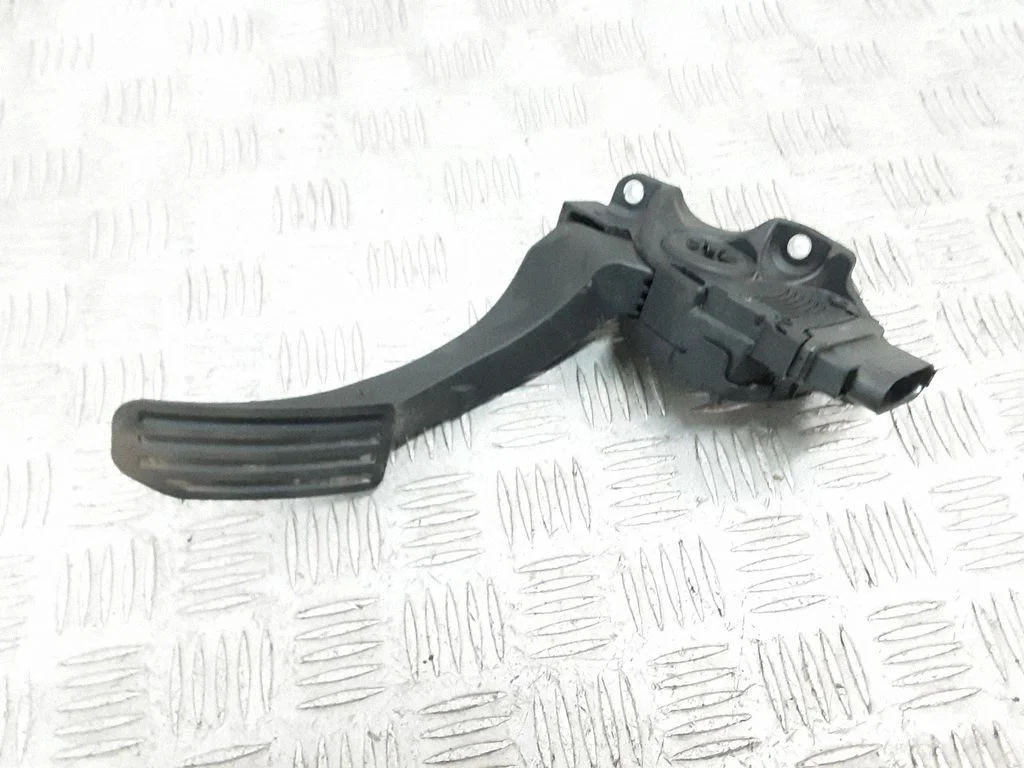 Accelerator throttle pedal 6G929F836CD