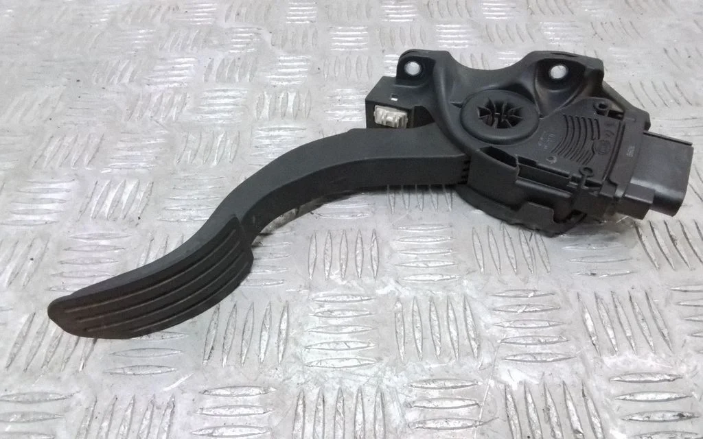Accelerator throttle pedal 6G929F836BD