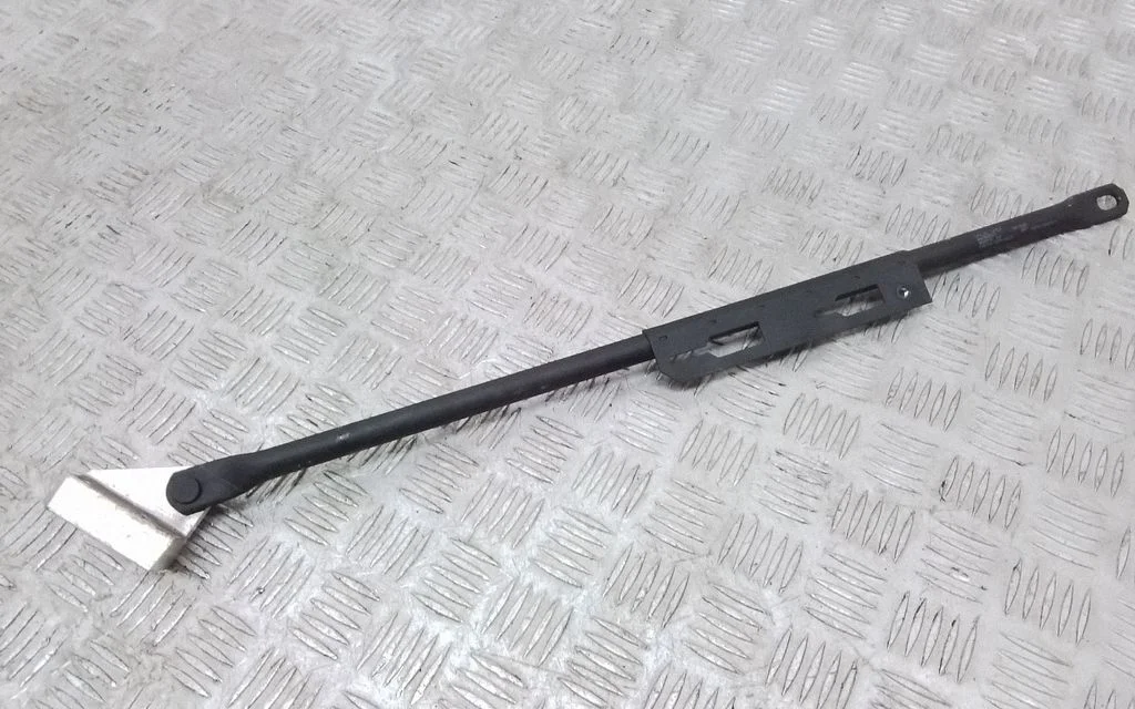 Radiator support slam panel bracket 31651557