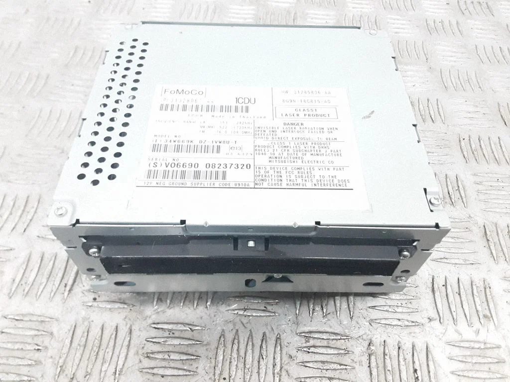 Radio/CD/DVD/GPS head unit 31328067