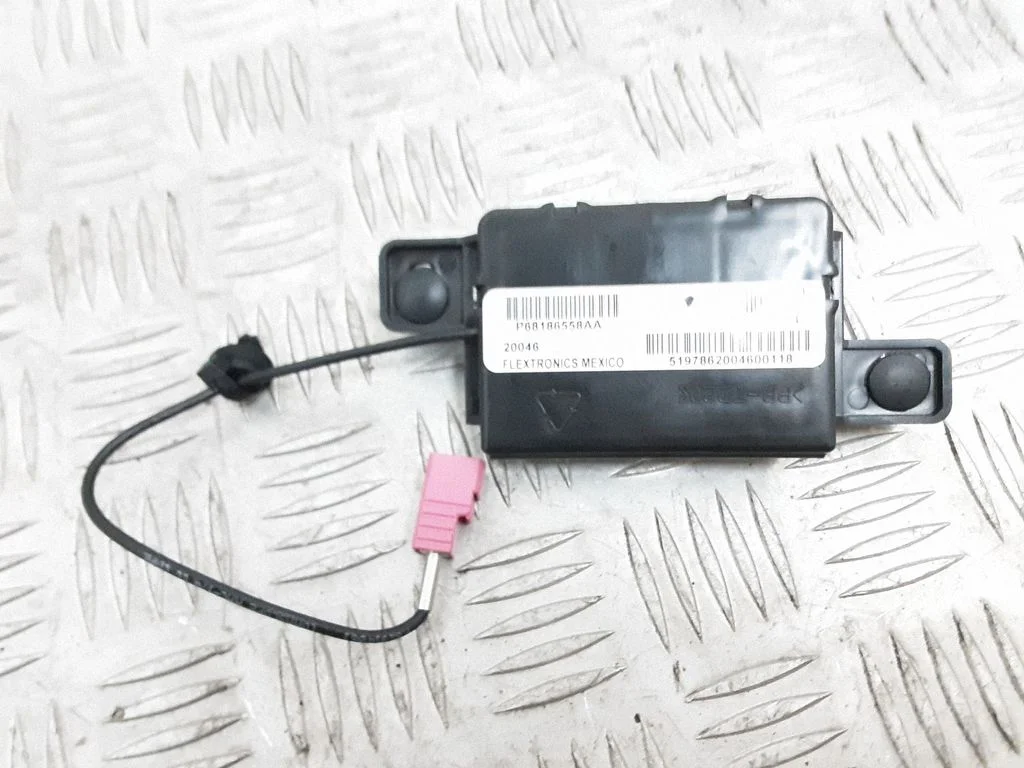 Aerial antenna amplifier – Chrysler Pacifica (2017-)