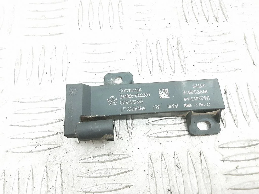 Aerial antenna amplifier – Chrysler Pacifica (2017-)
