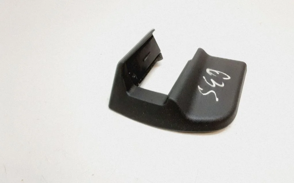 Front driver seat rail trim 08629853