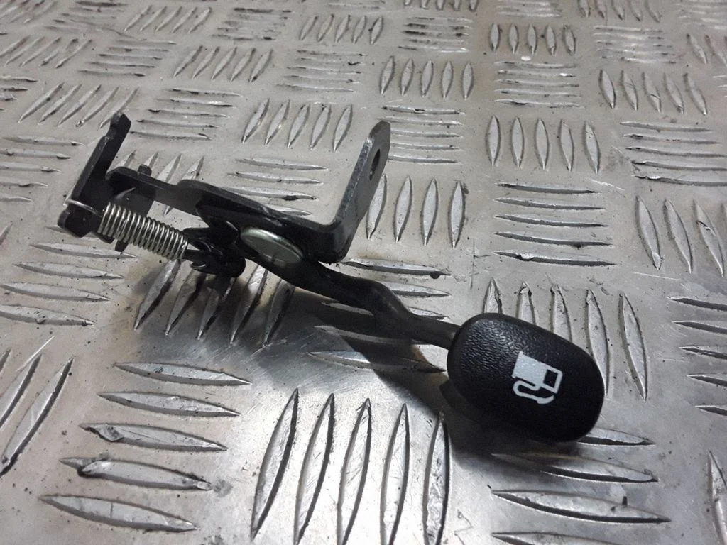 Fuel cap release pull handle