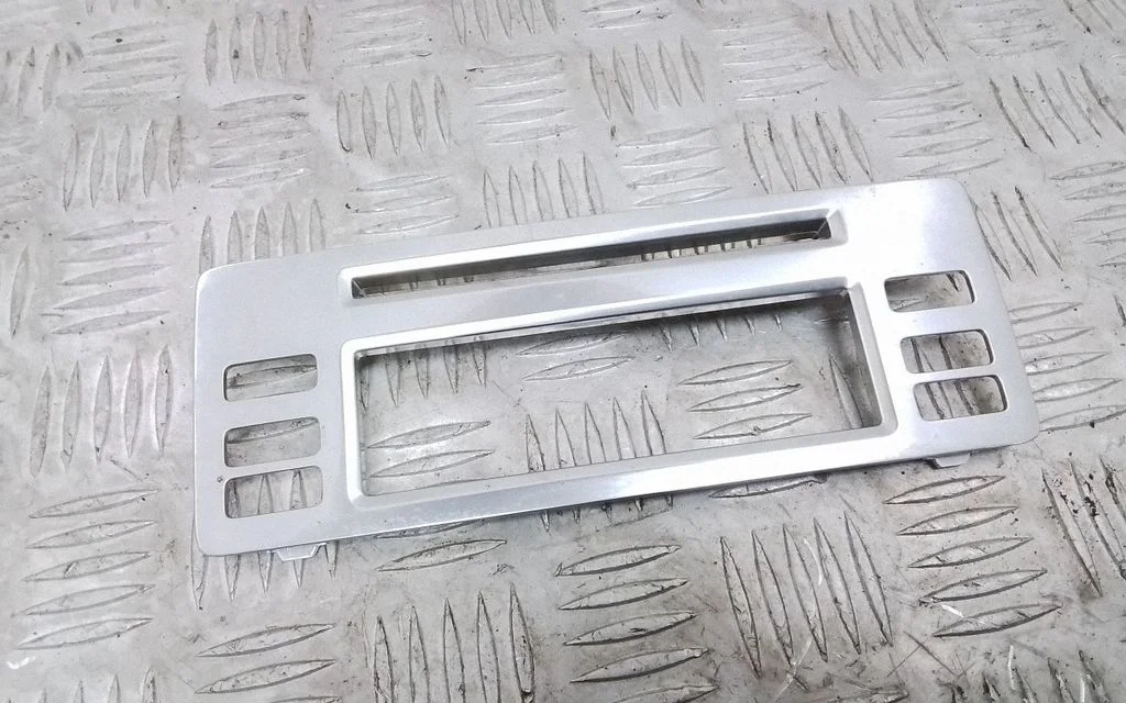 Radio/GPS head unit trim 30643648