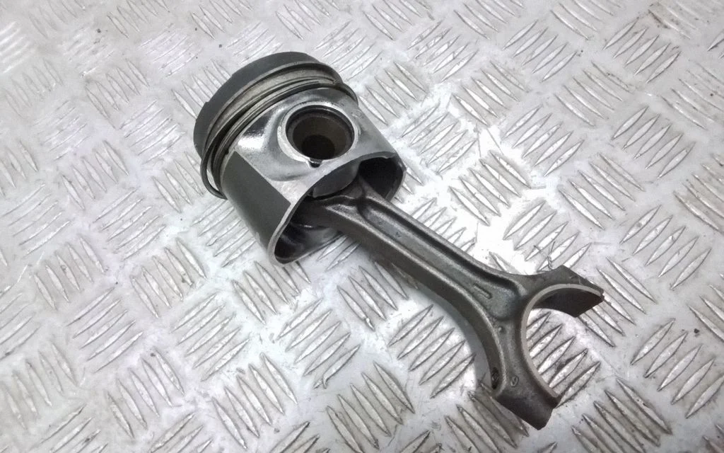 Piston with connecting rod 81L123
