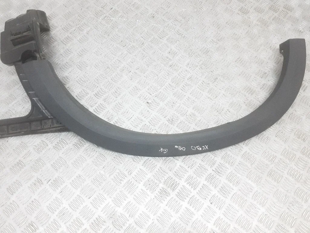 Fender trim (molding) – Volvo XC90 (2007-2014)