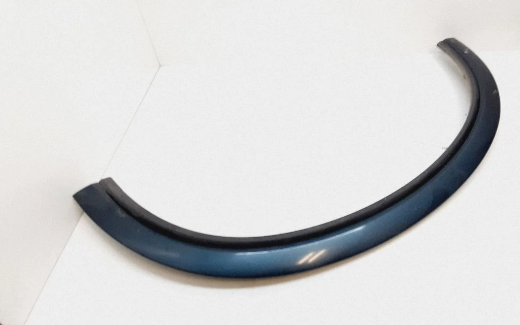 Fender trim (molding) – Volvo XC90 (2007-2014)