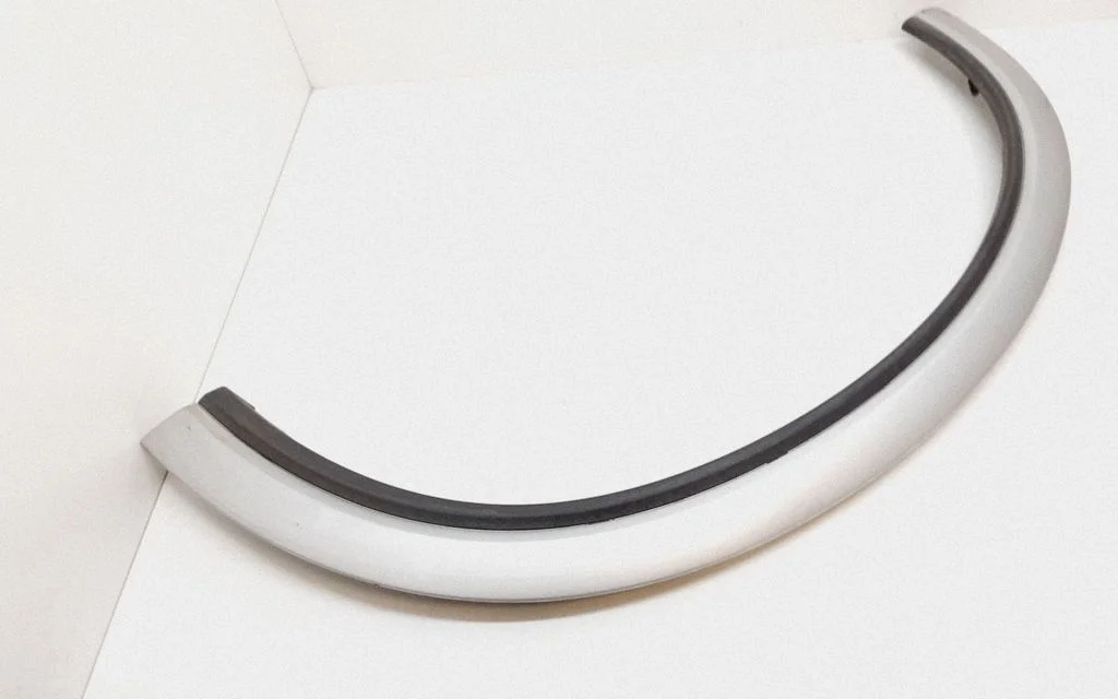Fender trim (molding) – Volvo XC90 (2007-2014)
