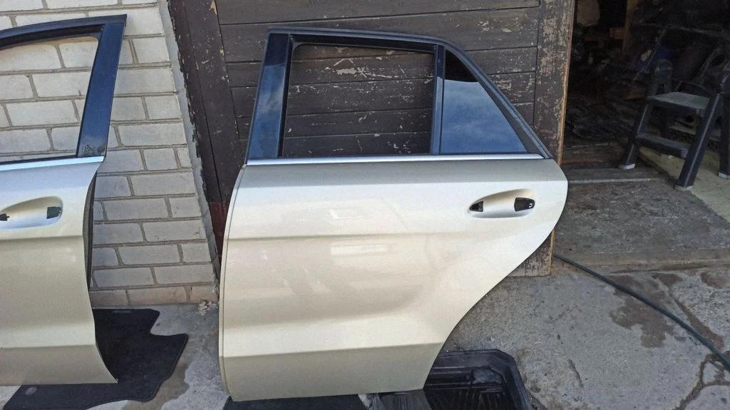 Rear door – rear left