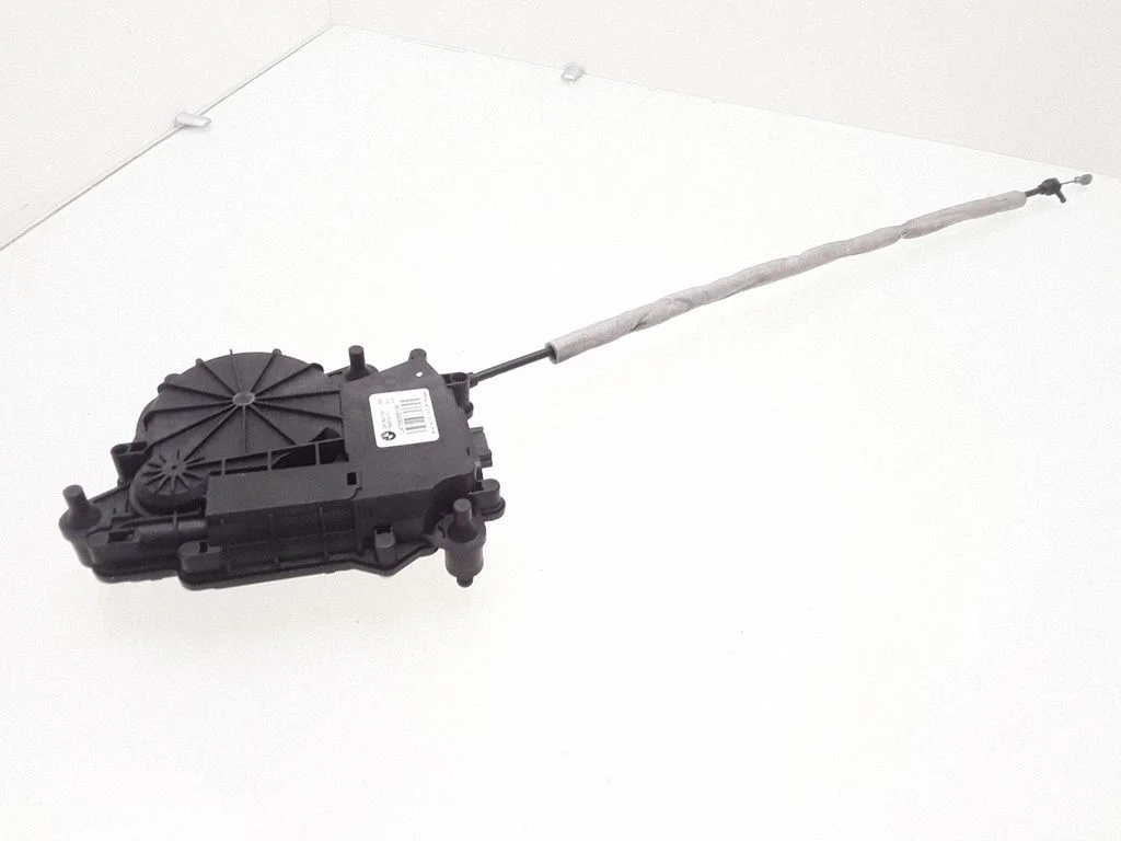 Siłownik zamka klapy bagażnika – BMW Seria 5 G30 G31 G38 (2016-)