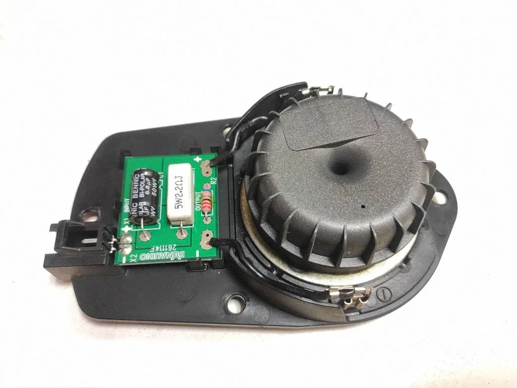 Subwoofer grill/trim – Volvo XC60 (2009-2013)