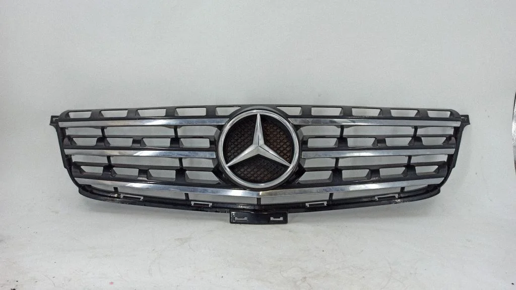 Front bumper upper radiator grill A000888000
