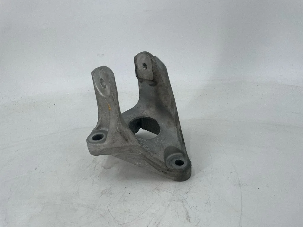 Engine mounting bracket