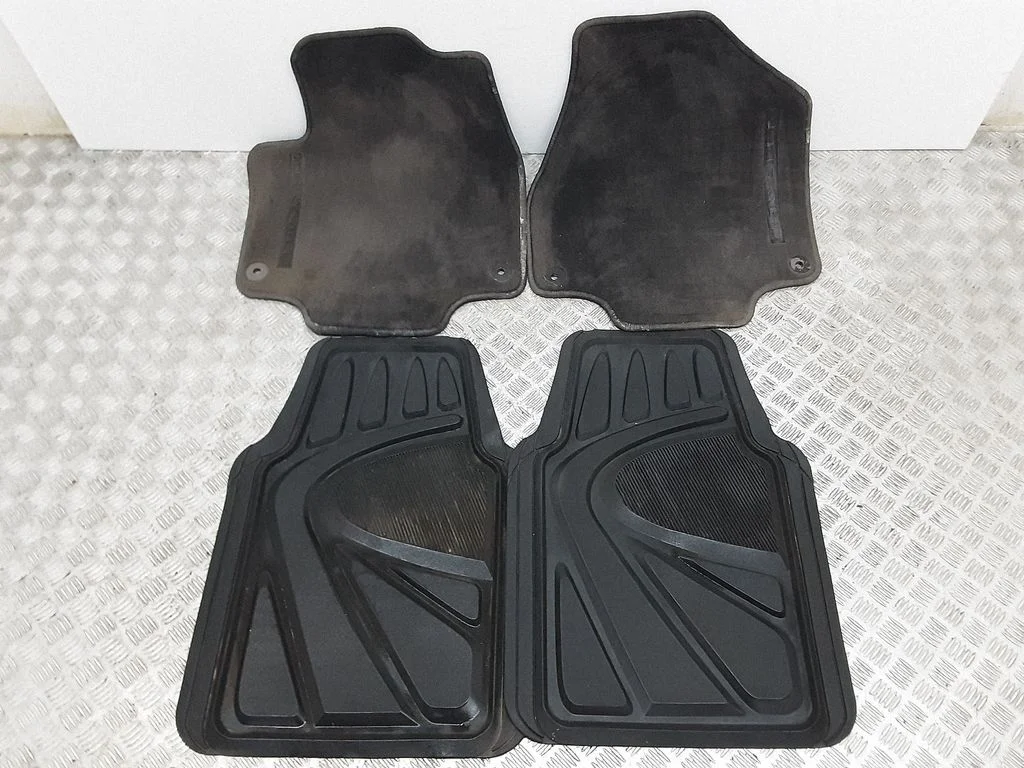 Car floor mat set – Chrysler Pacifica (2017-)