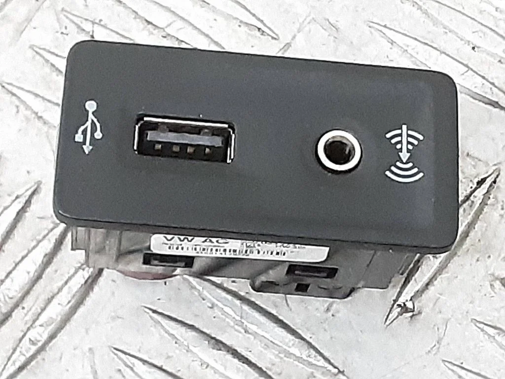 USB socket connector – Volkswagen e-Golf (2014-)