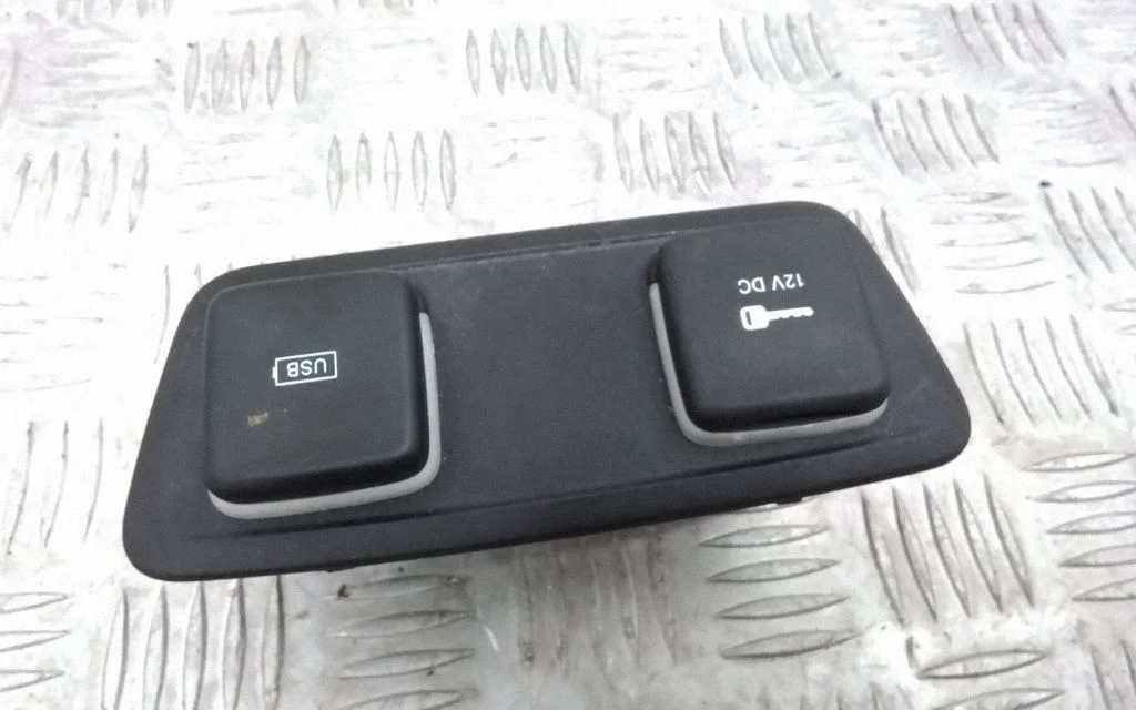 USB socket connector – Chrysler Pacifica (2017-)
