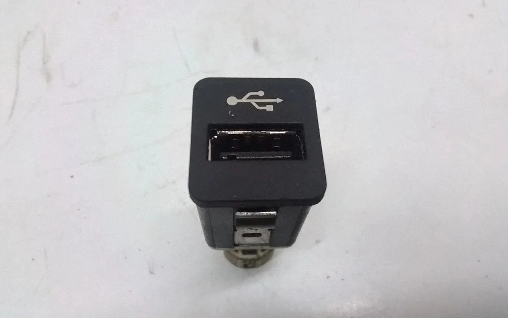 USB socket connector – BMW 7 Series F01 F02 F03 F04 (2008-2016)