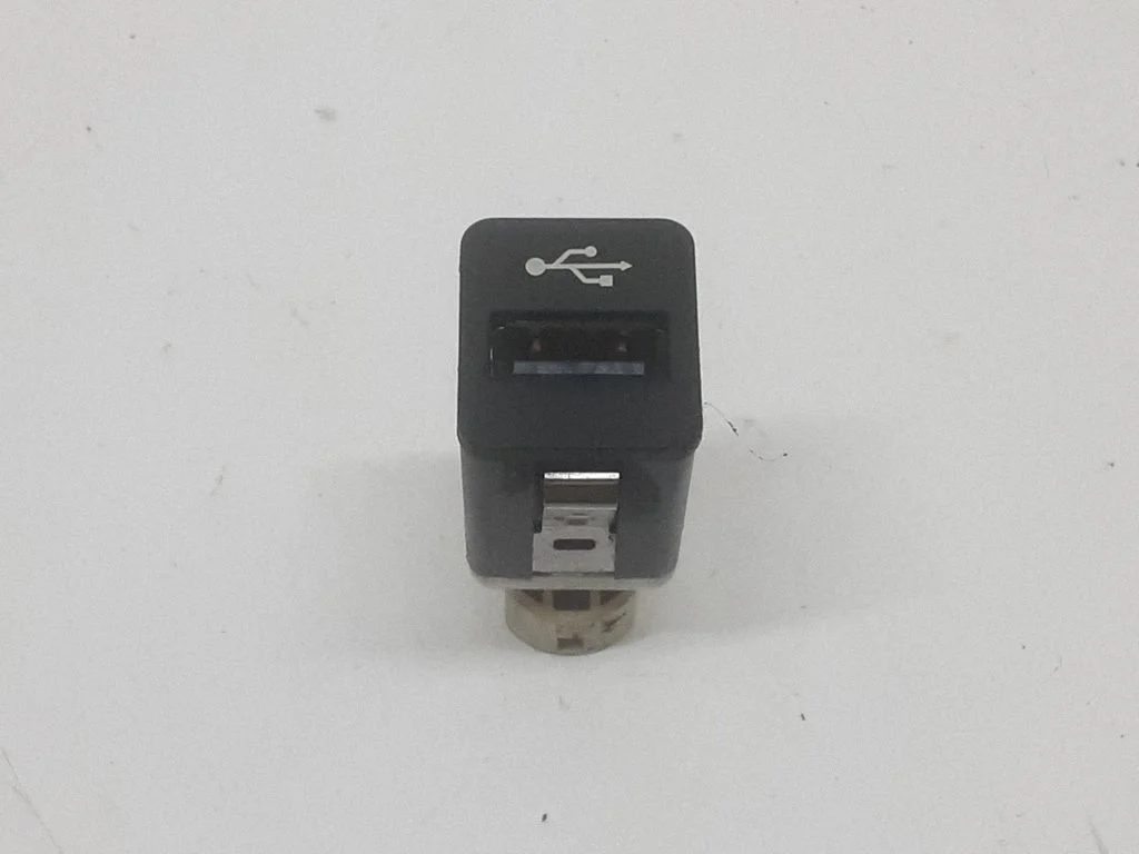 USB socket connector – BMW 7 Series F01 F02 F03 F04 (2008-2016)