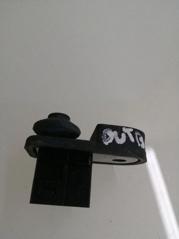 Czujnik otwarcia drzwi przednich (wersja 2-drzwiowa) – Subaru Outback (2009-2014)