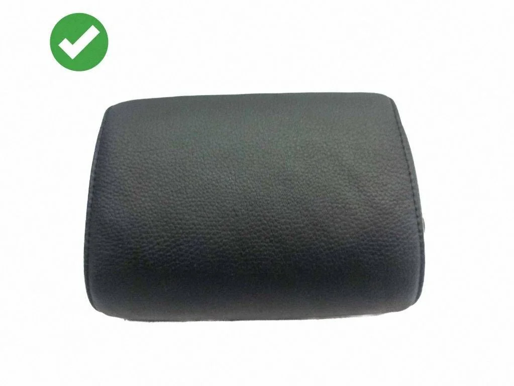 Rear seat headrest P2102610