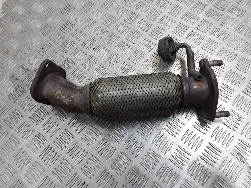 Muffler pipe connector clamp